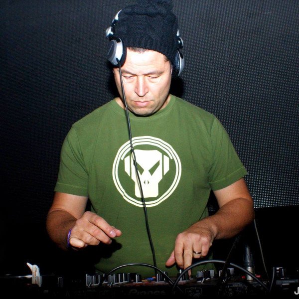 photo of people standing on top of mountain near grasses 733162.jpg